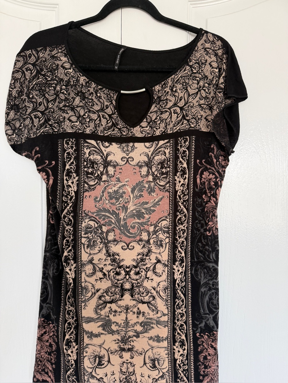Skinny Minnie Womens Size M Black Pink Baroque Damask Print Keyhole Back Top